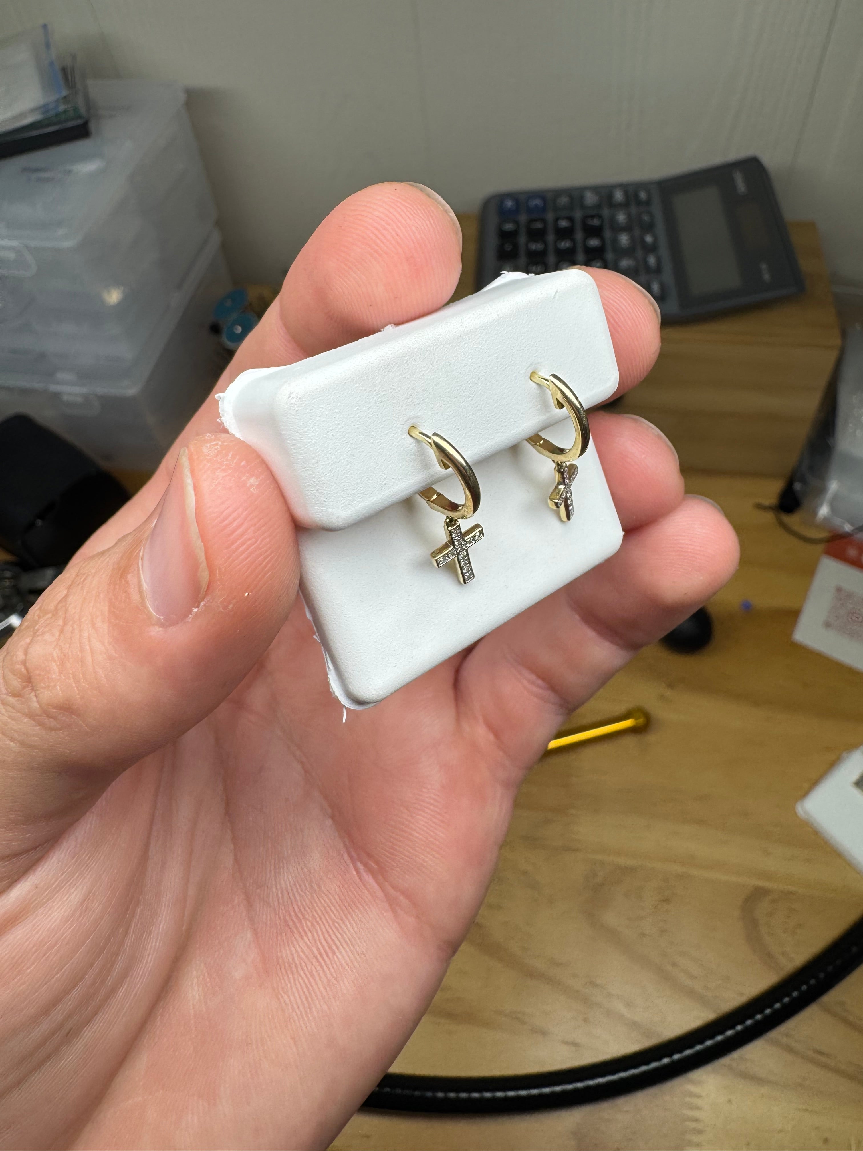 Earrings with diamond