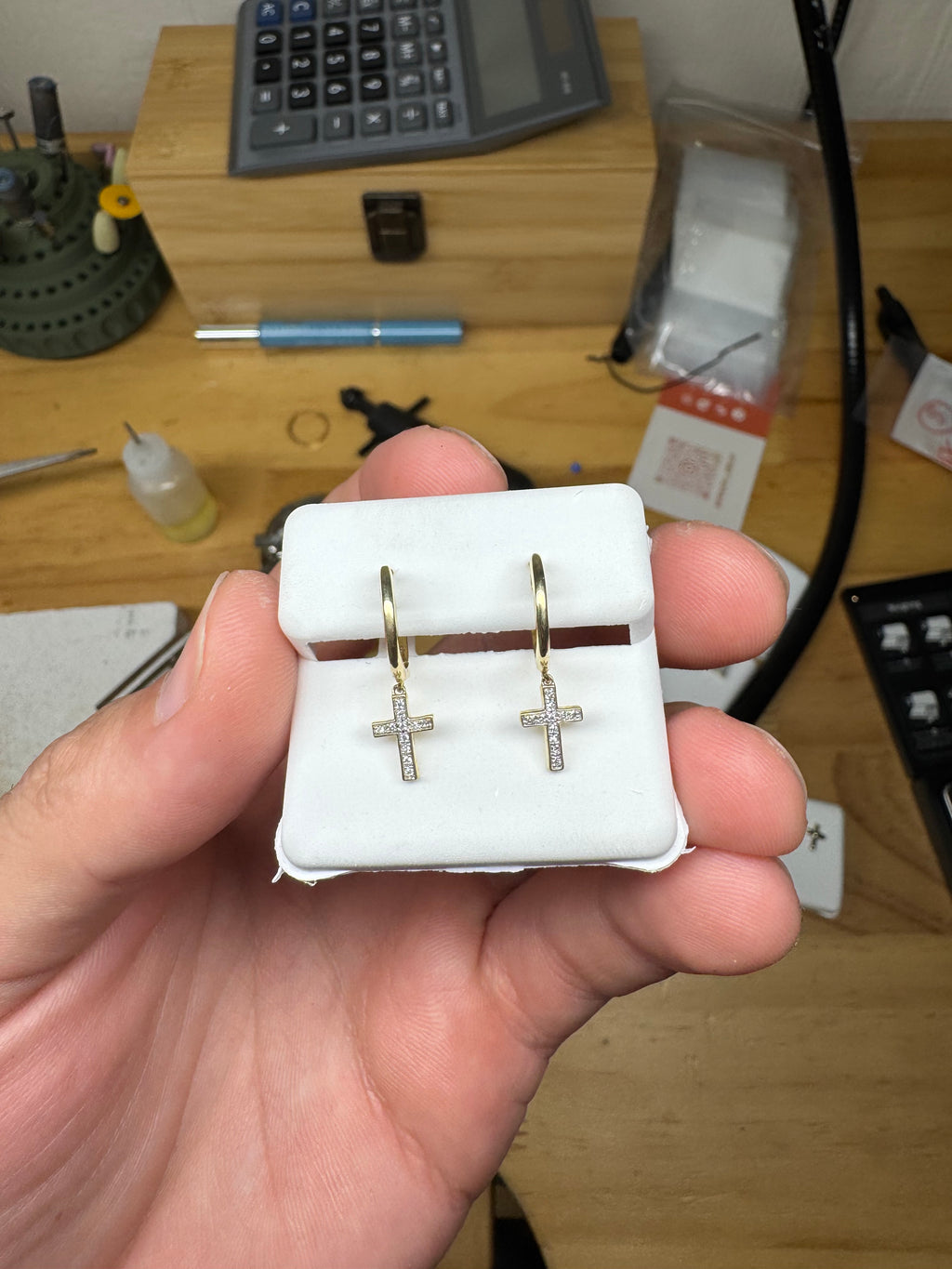 Earrings with diamond