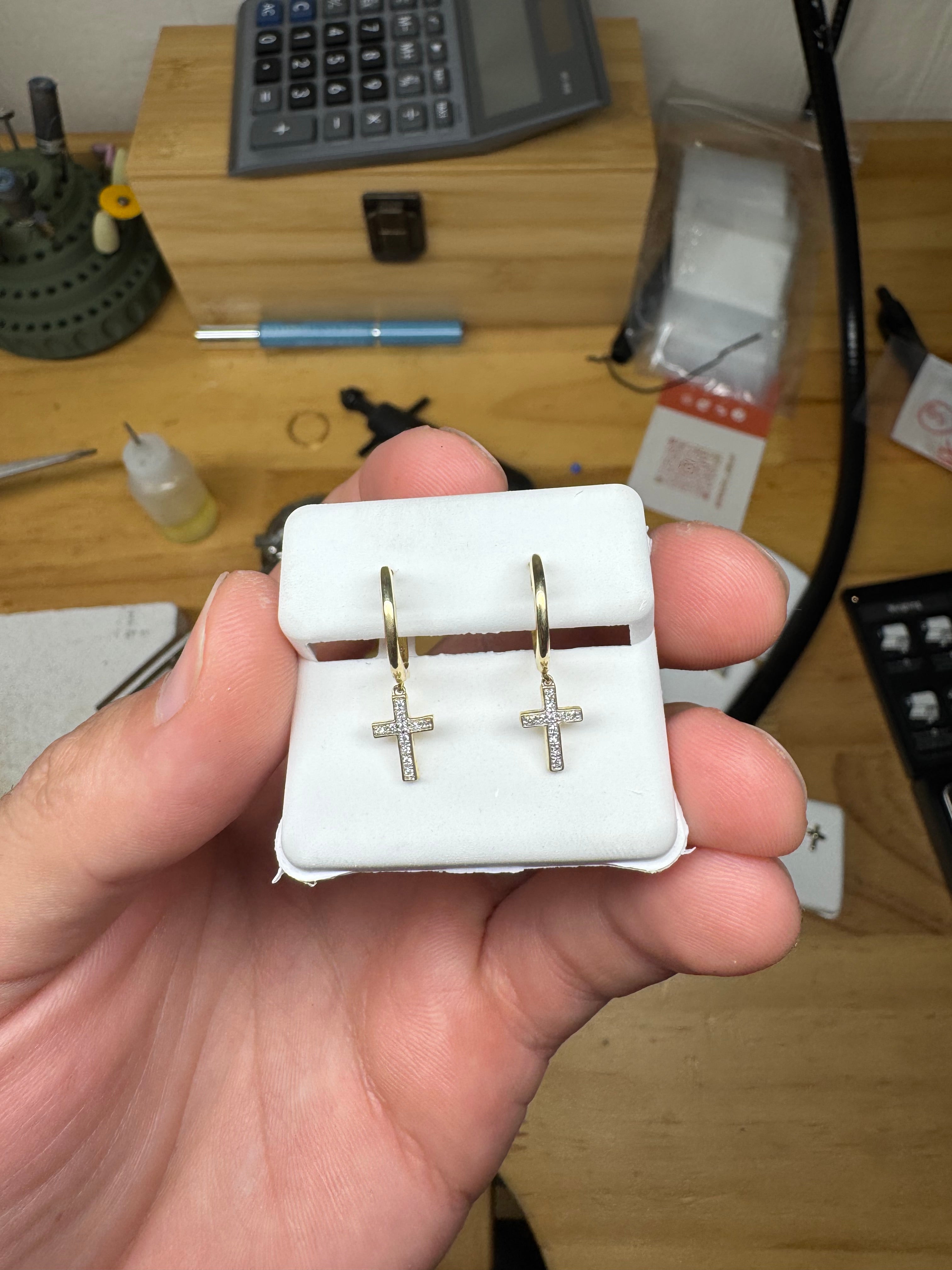 Earrings with diamond