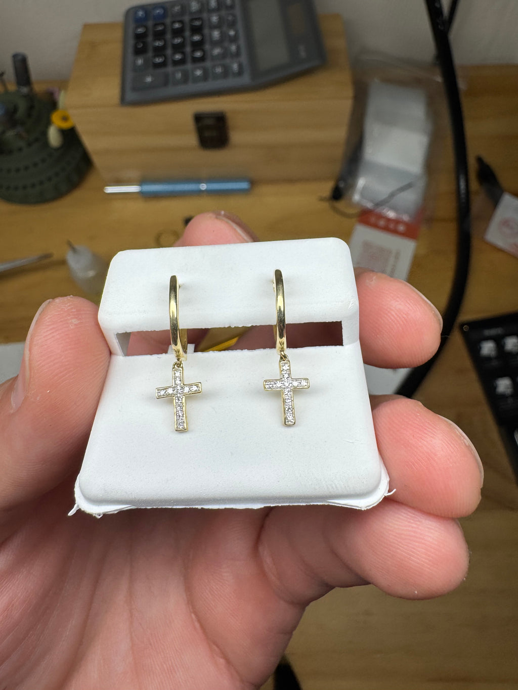 Earrings with diamond