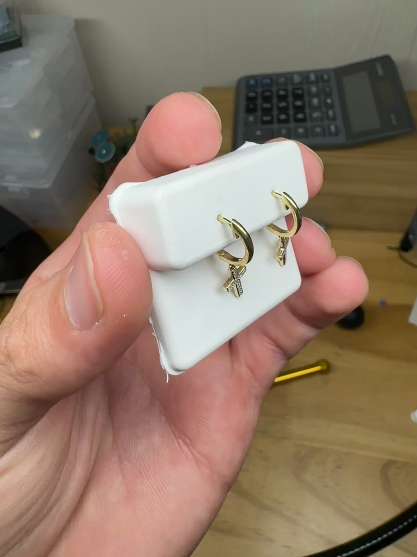 Earrings with diamond